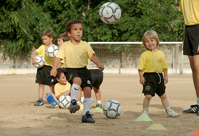 Niños jugando a fútbol | Recurso educativo 50216