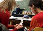 Alumnas utilizando el móvil en clase | Recurso educativo 687035